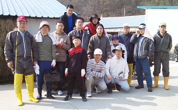 충남 청양군 운곡면에서 농촌봉사활동에 참가한 시설팀 멤버들